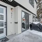 Elegant Townhouse In The Heart Of Calgary