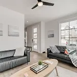 Elegant Townhouse In The Heart Of Calgary