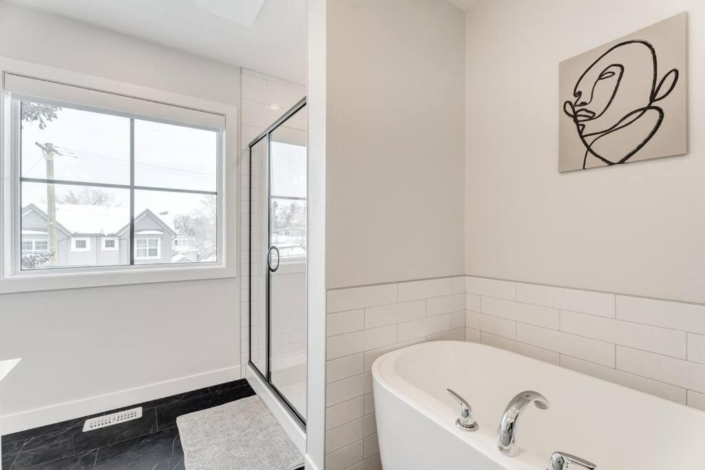 Elegant Townhouse In The Heart Of * Calgary